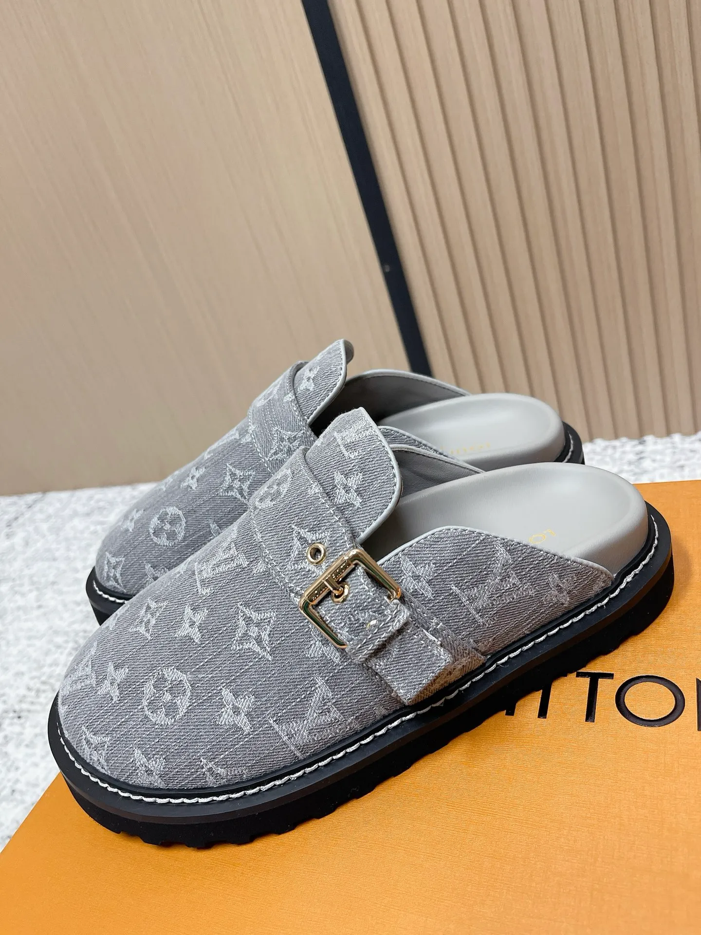 [L Family] P: 460💰 Size: 35-46 (female 40.41, male 45 46 custom-made) Top version Louis vuitton Lv new couple Birkenstock slippers. Cute and cute, not too good on the feet. Simple and high-end slingback design. Ready to wear and go. Good news for lazy people. Imported cowhide leather upper/imported old calico. Original hardware buckle, original molded high-density foam outsole.